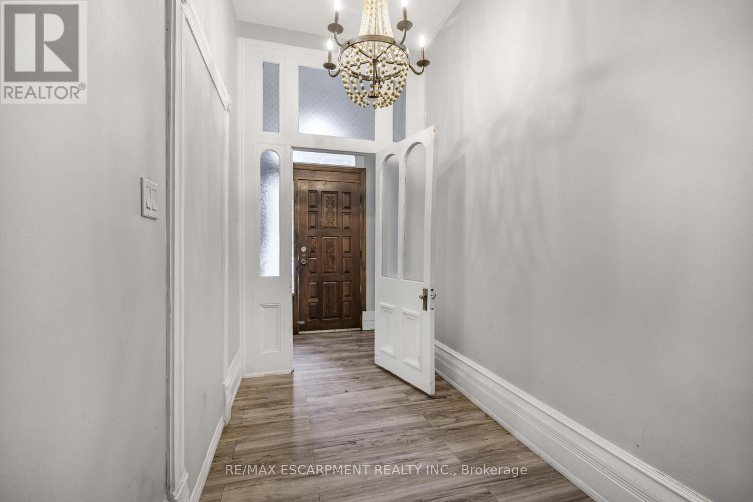 Photo 4 of 35 Beaconsfield Avenue, Toronto ON
