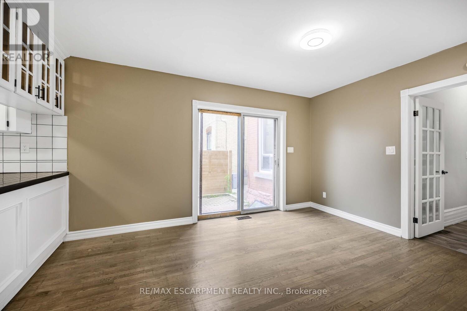 Photo 8 of 35 Beaconsfield Avenue, Toronto ON