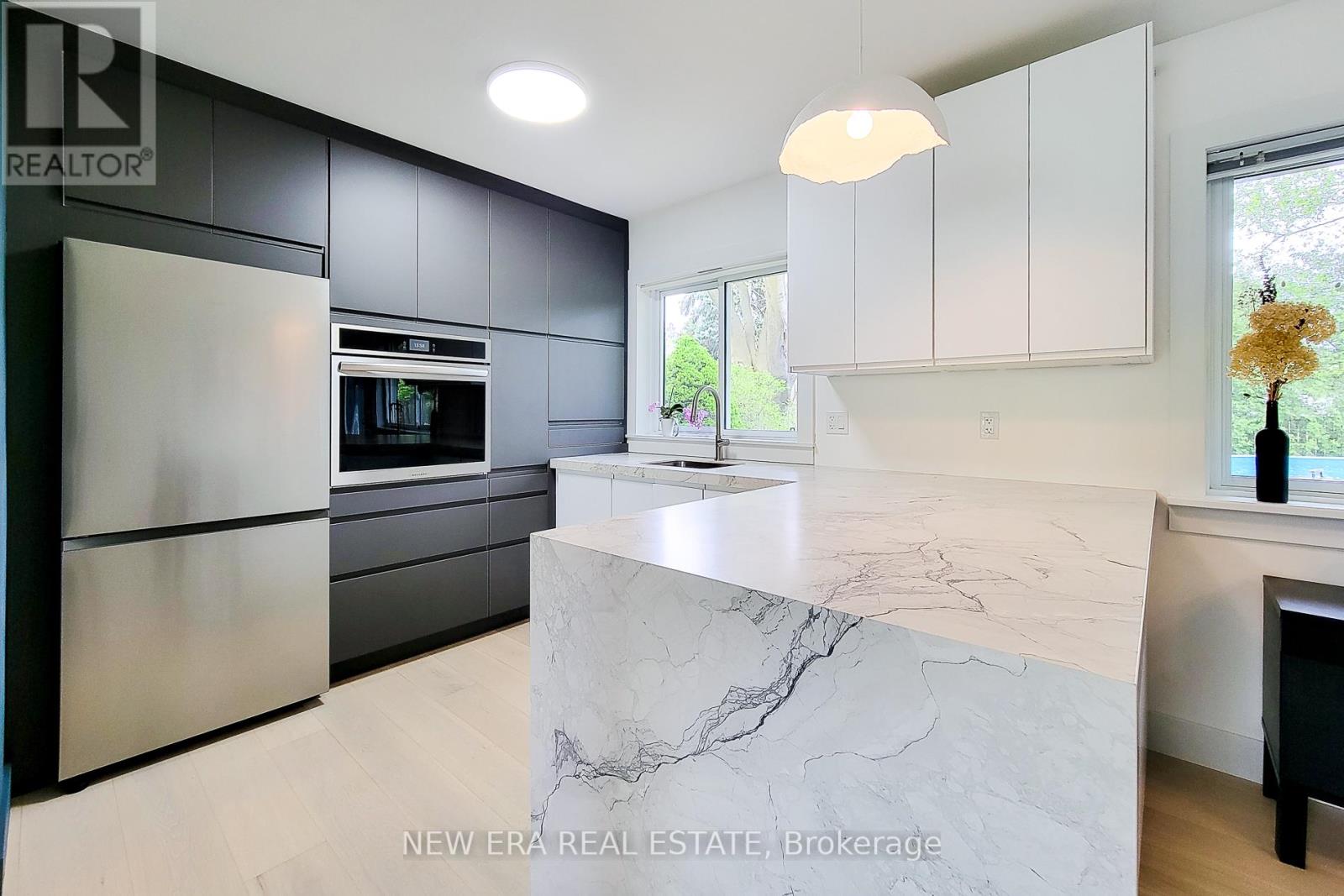 Photo 3 of 5322 Windermere Drive, Burlington ON