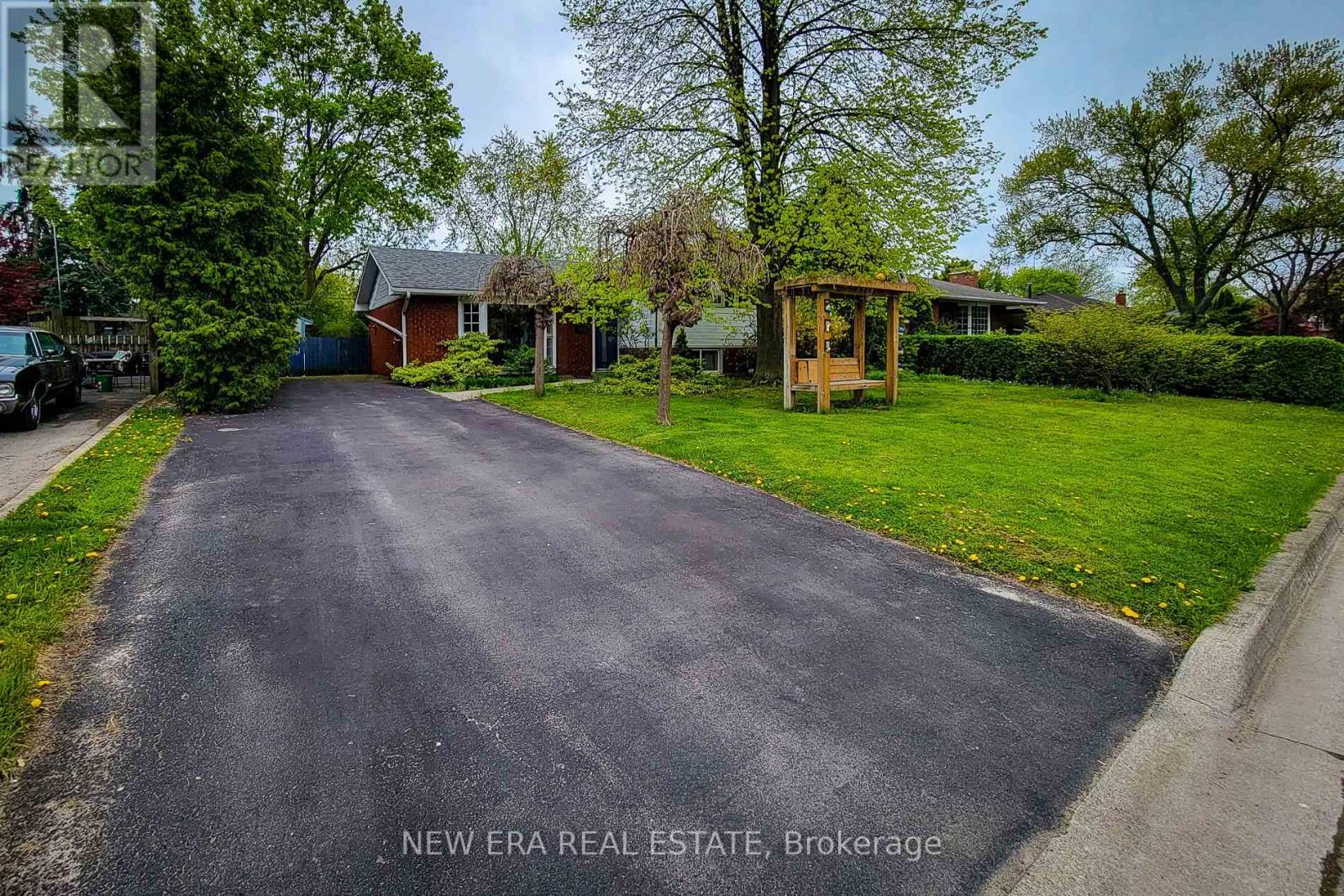 Photo 4 of 5322 Windermere Drive, Burlington ON