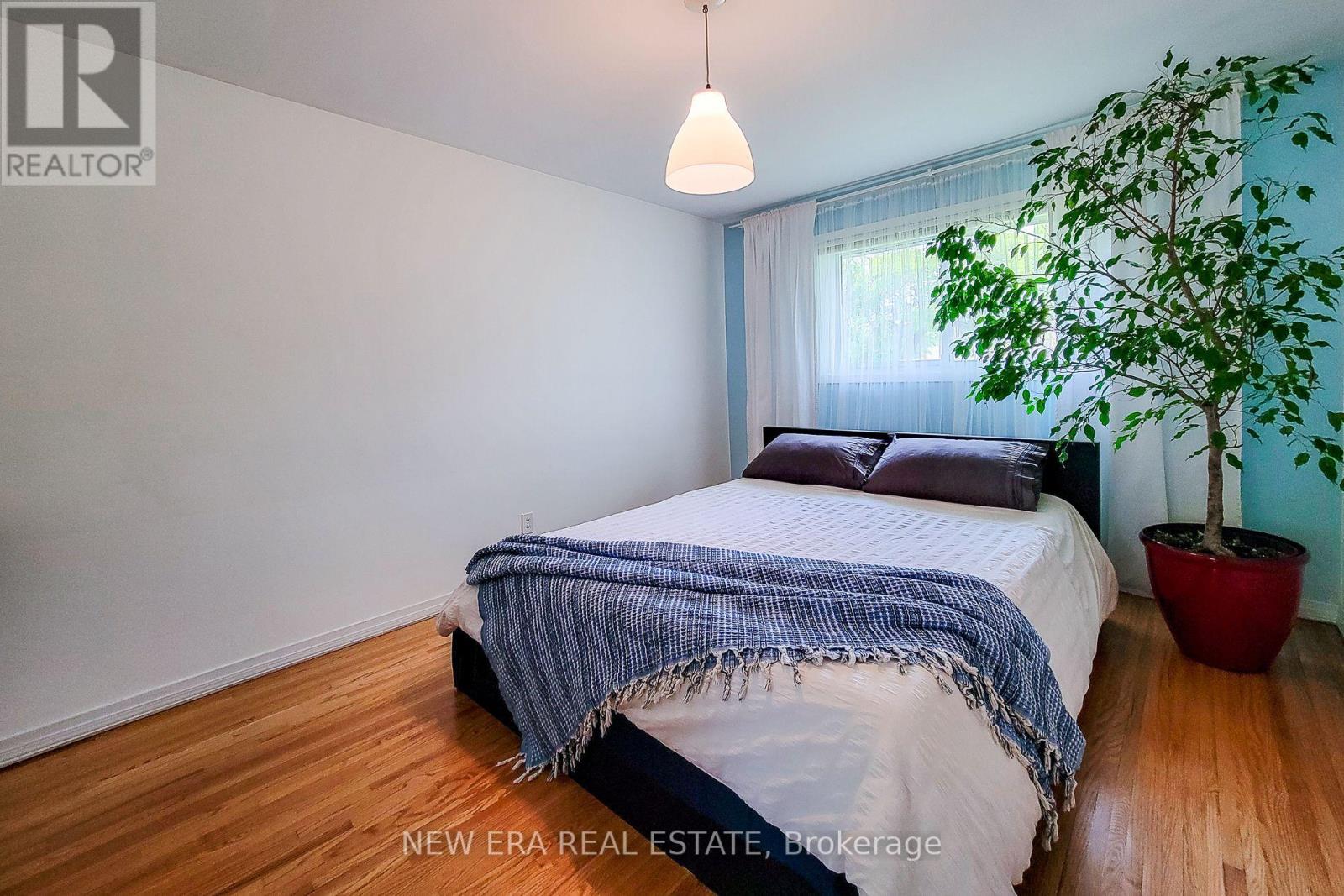 Photo 33 of 5322 Windermere Drive, Burlington ON
