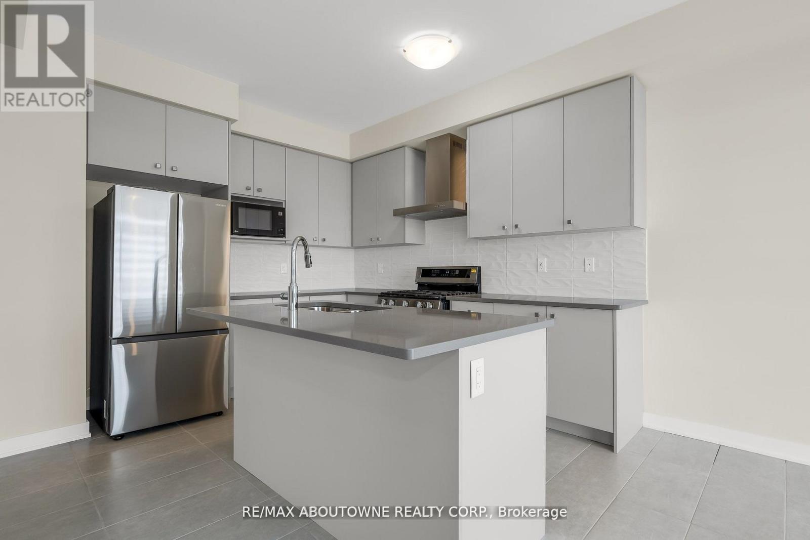 Photo 9 of 69 Starboard Crescent, Welland ON