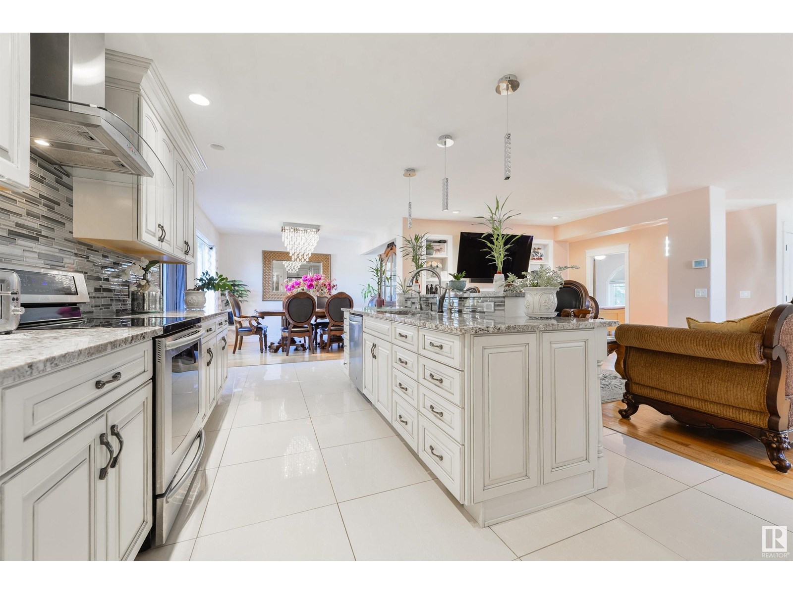 Photo 13 of 9720 65 Av Nw, Edmonton AB