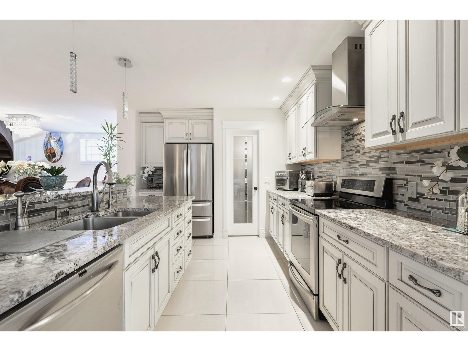 Photo 12 of 9720 65 Av Nw, Edmonton AB
