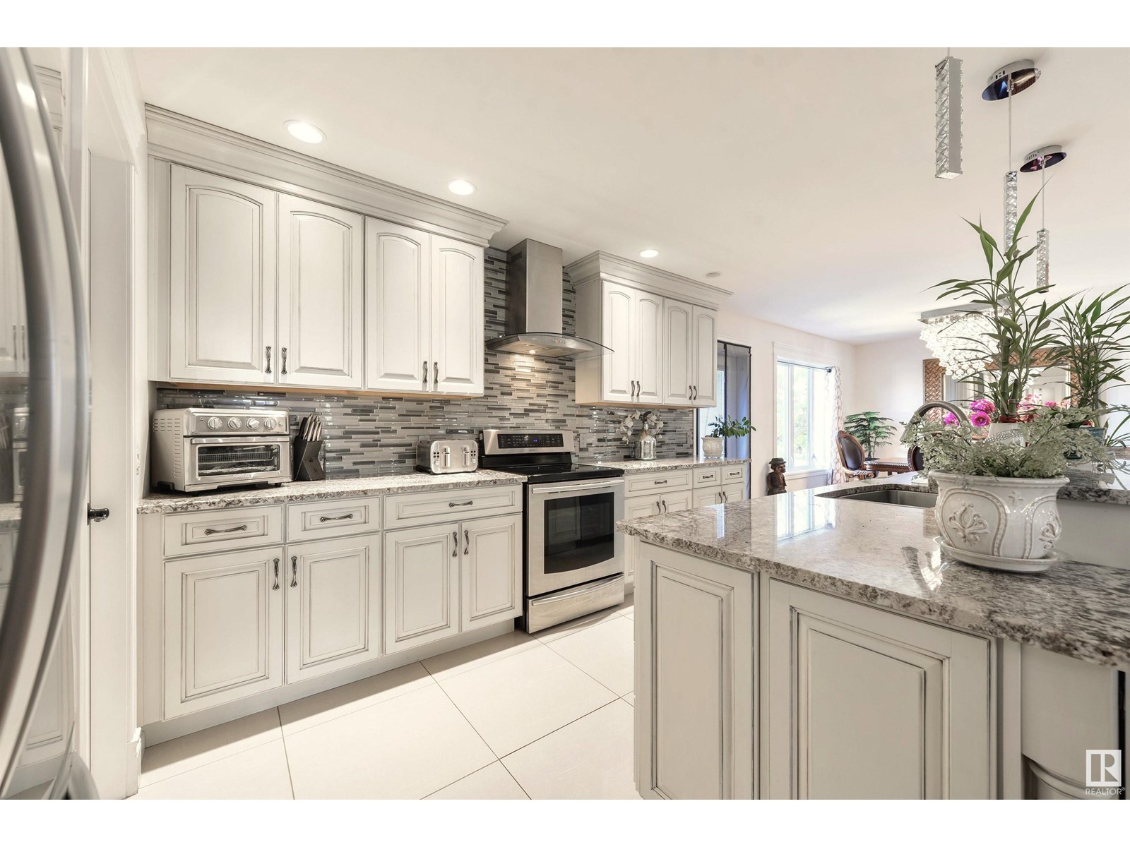 Photo 7 of 9720 65 Av Nw, Edmonton AB