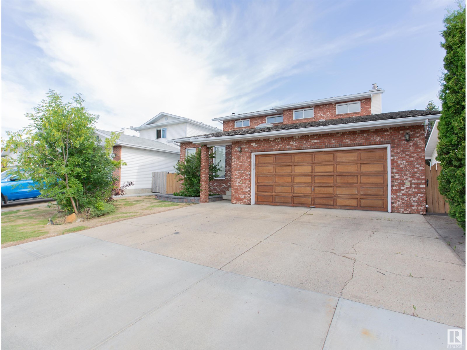 Photo 2 of 9915 154 Av Nw, Edmonton AB