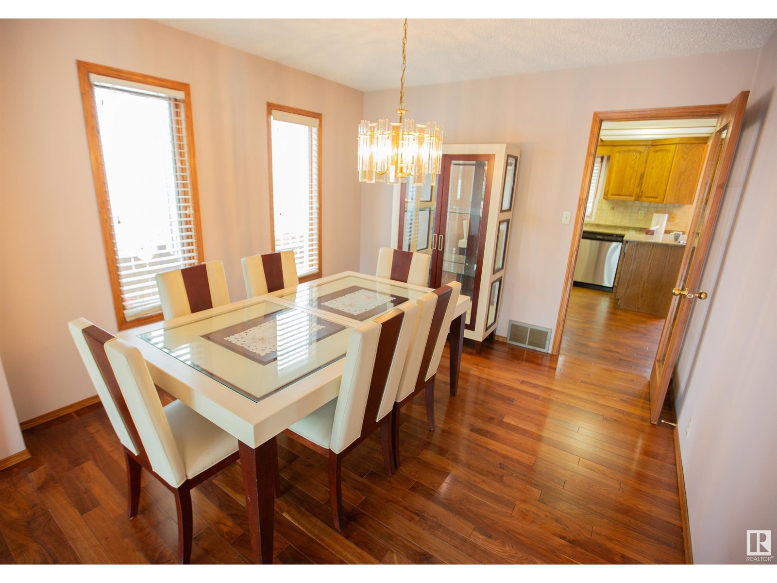 Photo 8 of 9915 154 Av Nw, Edmonton AB