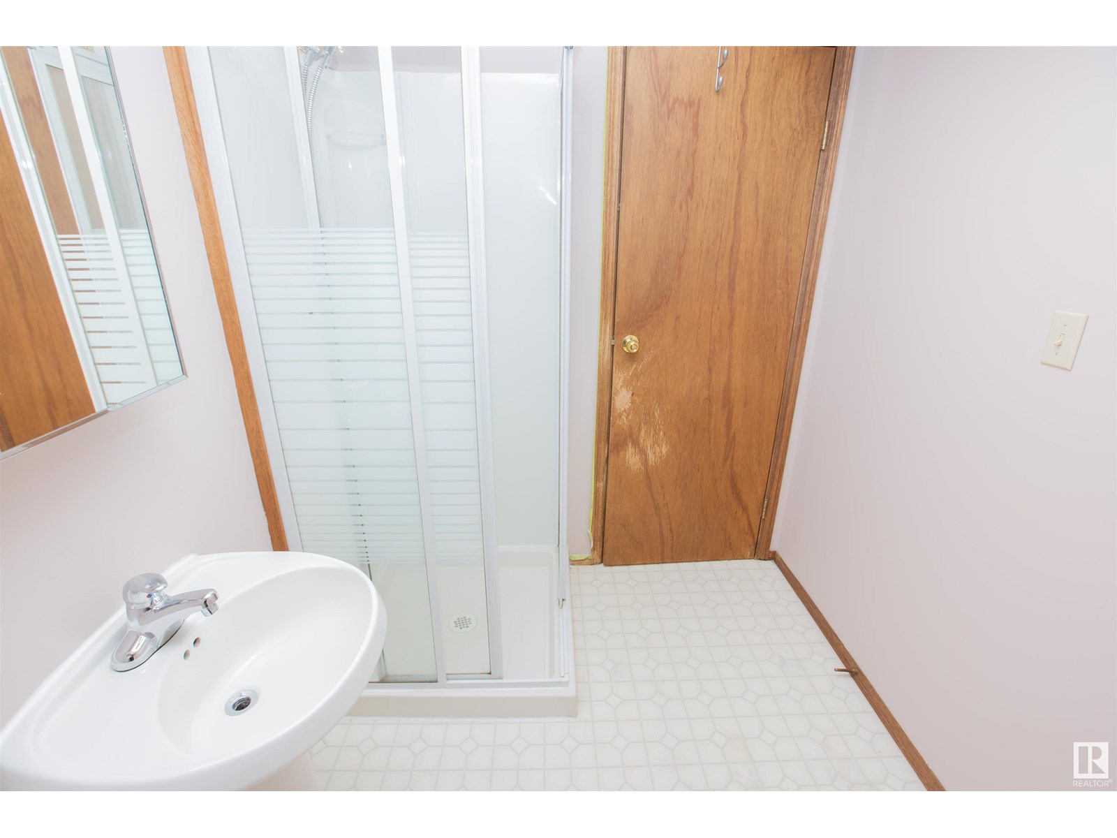 Photo 37 of 9915 154 Av Nw, Edmonton AB