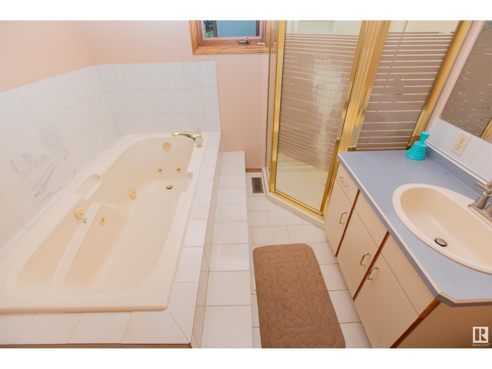 Photo 26 of 9915 154 Av Nw, Edmonton AB