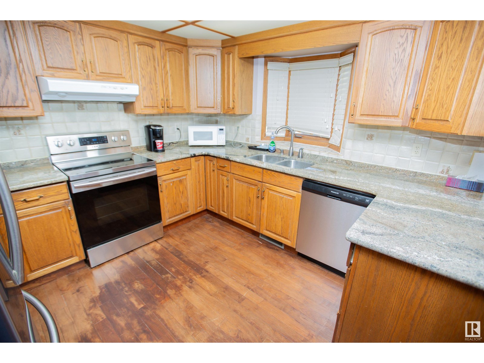 Photo 22 of 9915 154 Av Nw, Edmonton AB