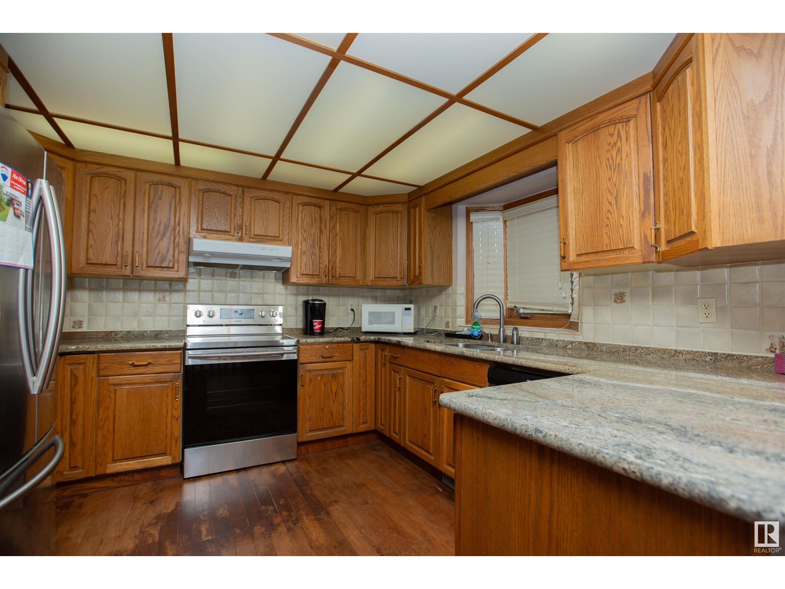 Photo 21 of 9915 154 Av Nw, Edmonton AB