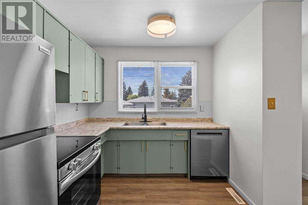 Single Family House Bi-level for Sale in  Harmon Place SW Haysboro Calgary 