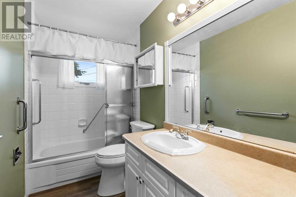 Single Family House Bi-level for Sale in  Harmon Place SW Haysboro Calgary 