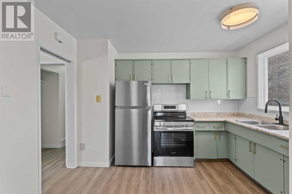 Single Family House Bi-level for Sale in  Harmon Place SW Haysboro Calgary 