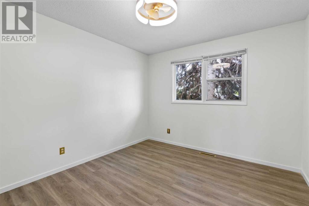 Single Family House Bi-level for Sale in  Harmon Place SW Haysboro Calgary 