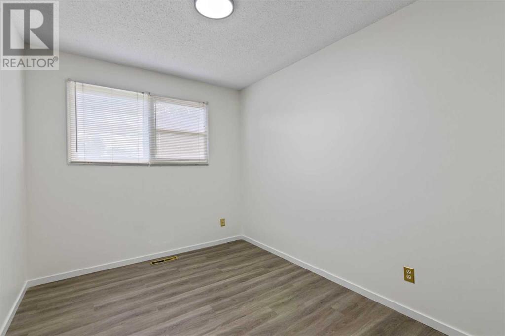 Single Family House Bi-level for Sale in  Harmon Place SW Haysboro Calgary 