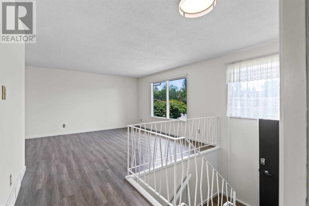 Single Family House Bi-level for Sale in  Harmon Place SW Haysboro Calgary 