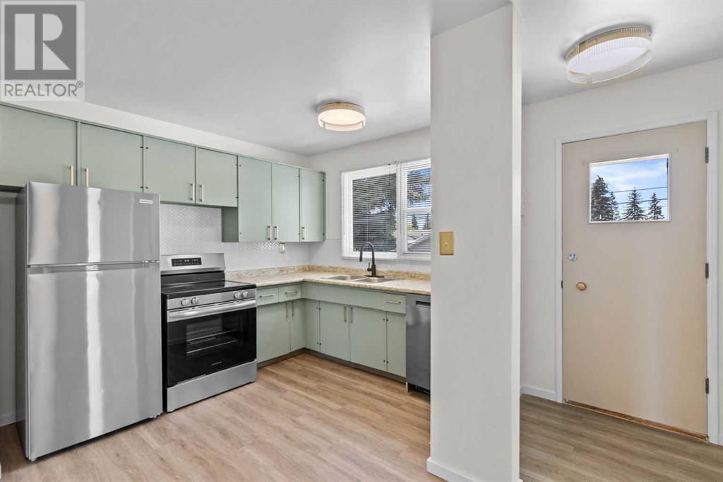 Single Family House Bi-level for Sale in  Harmon Place SW Haysboro Calgary 