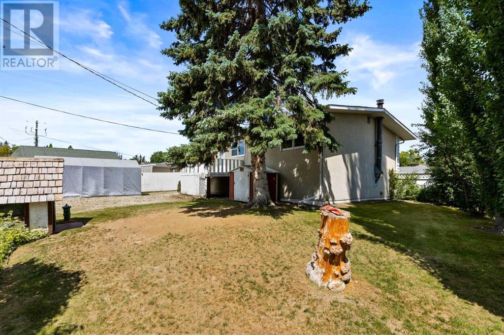 Single Family House Bi-level for Sale in  Harmon Place SW Haysboro Calgary 