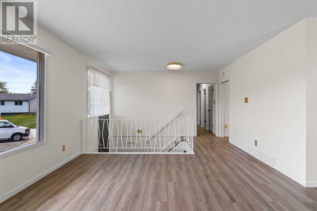Single Family House Bi-level for Sale in  Harmon Place SW Haysboro Calgary 