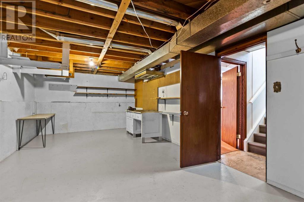 Single Family House Bi-level for Sale in  Harmon Place SW Haysboro Calgary 