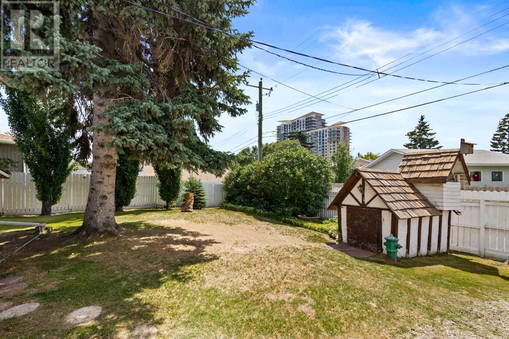 Single Family House Bi-level for Sale in  Harmon Place SW Haysboro Calgary 
