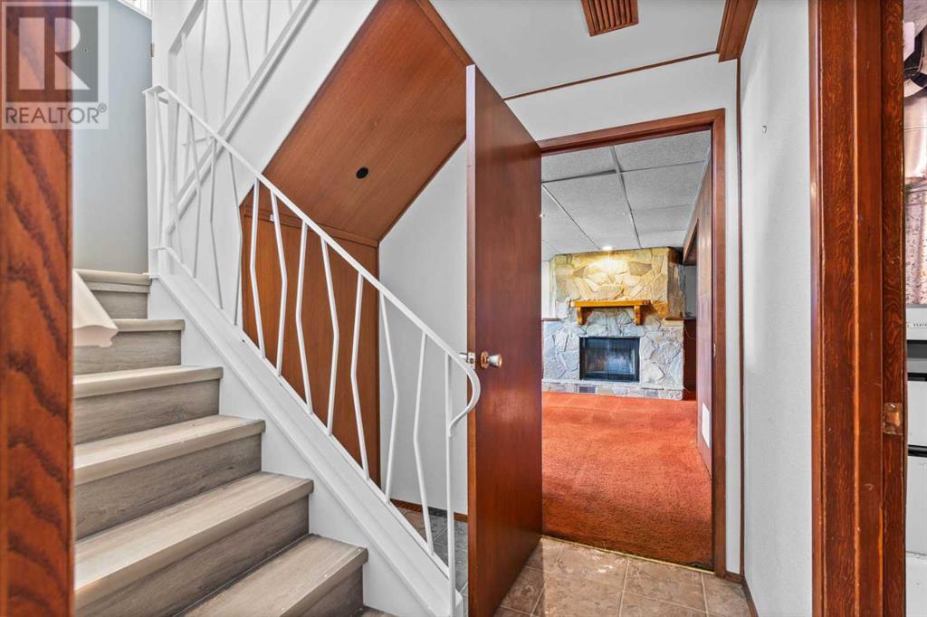 Single Family House Bi-level for Sale in  Harmon Place SW Haysboro Calgary 