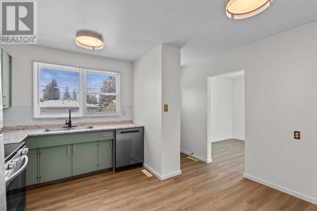 Single Family House Bi-level for Sale in  Harmon Place SW Haysboro Calgary 