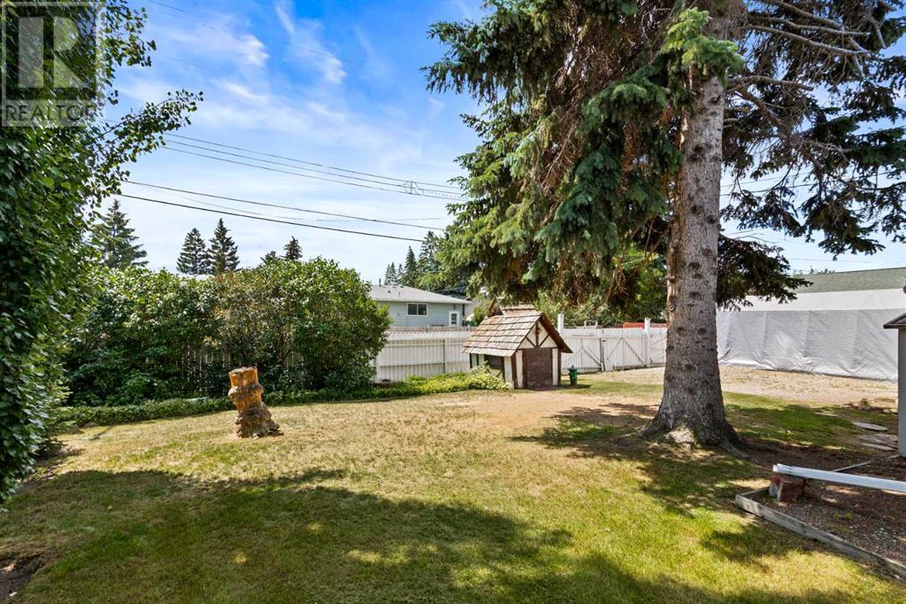Single Family House Bi-level for Sale in  Harmon Place SW Haysboro Calgary 