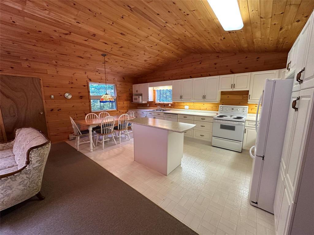 Photo 10 of 220 7th Avenue, Victoria Beach MB