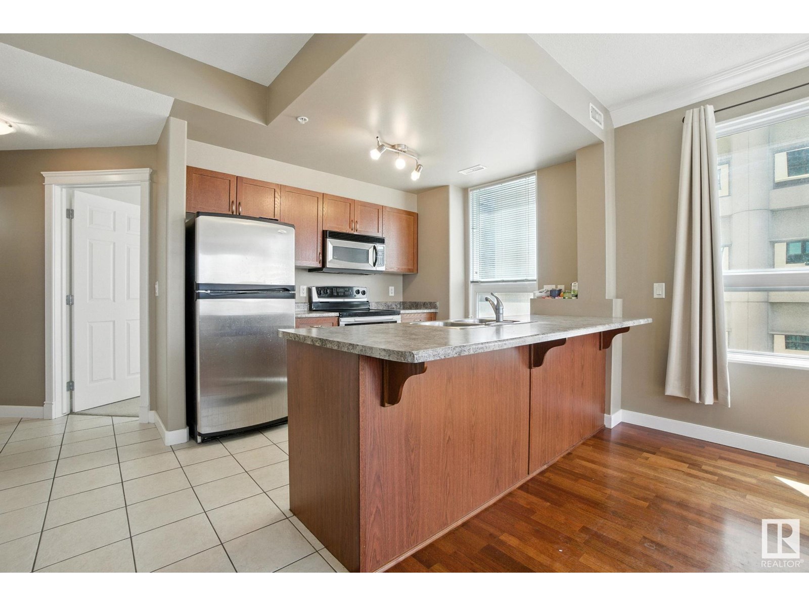 #1008 9939 109 ST NW - 6