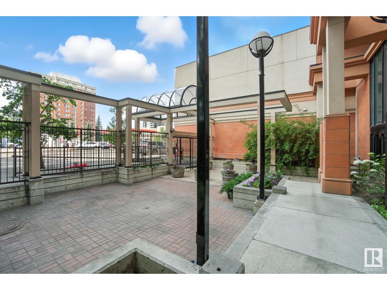 #1008 9939 109 ST NW - 39