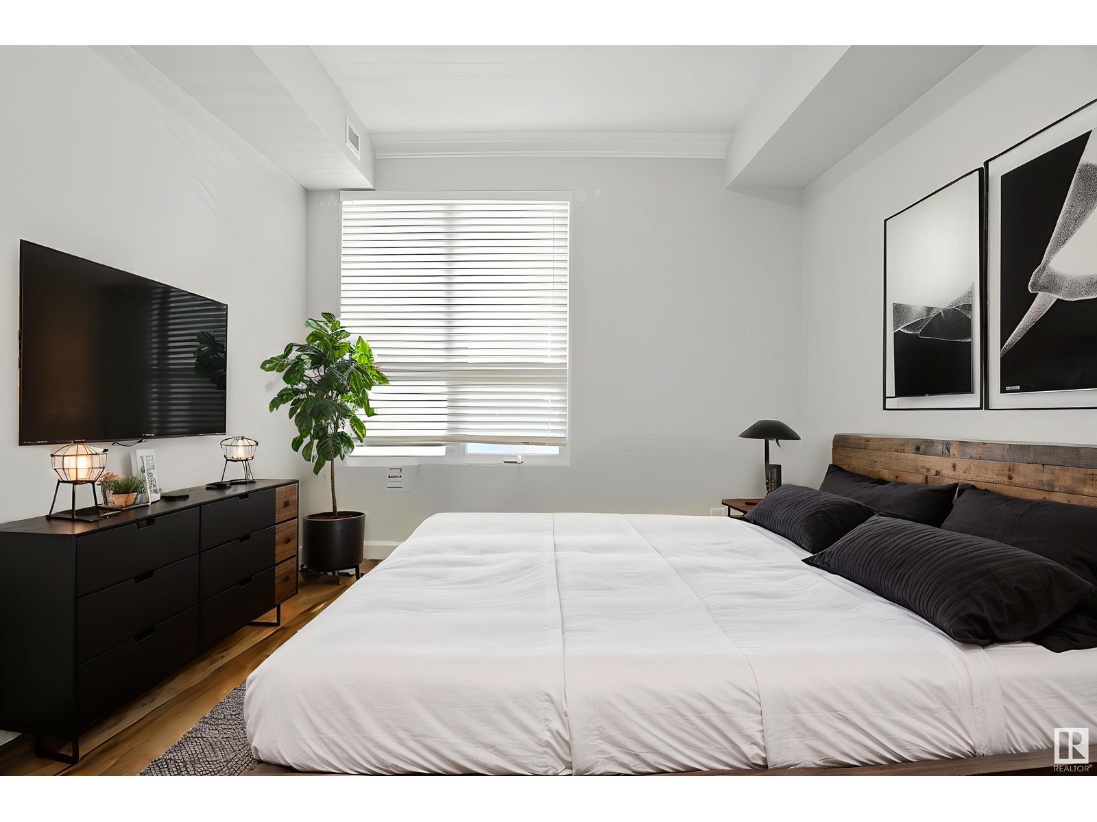 #1008 9939 109 ST NW - 22