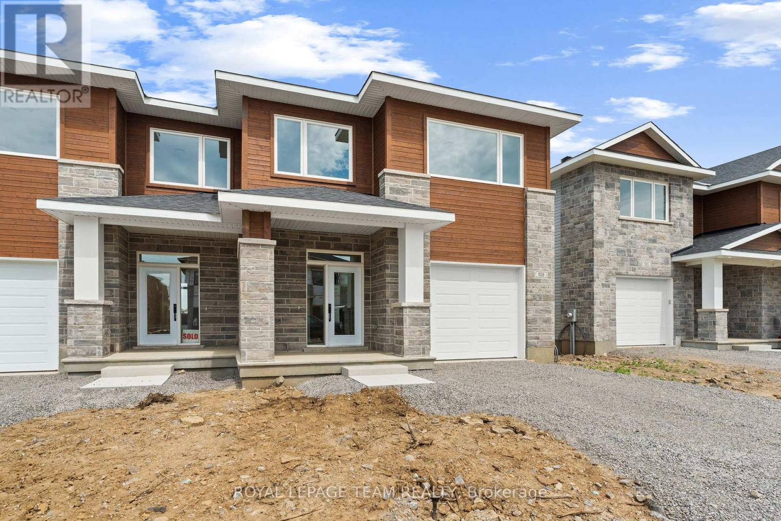 Photo 3 of 1004 Moore Street, Brockville ON