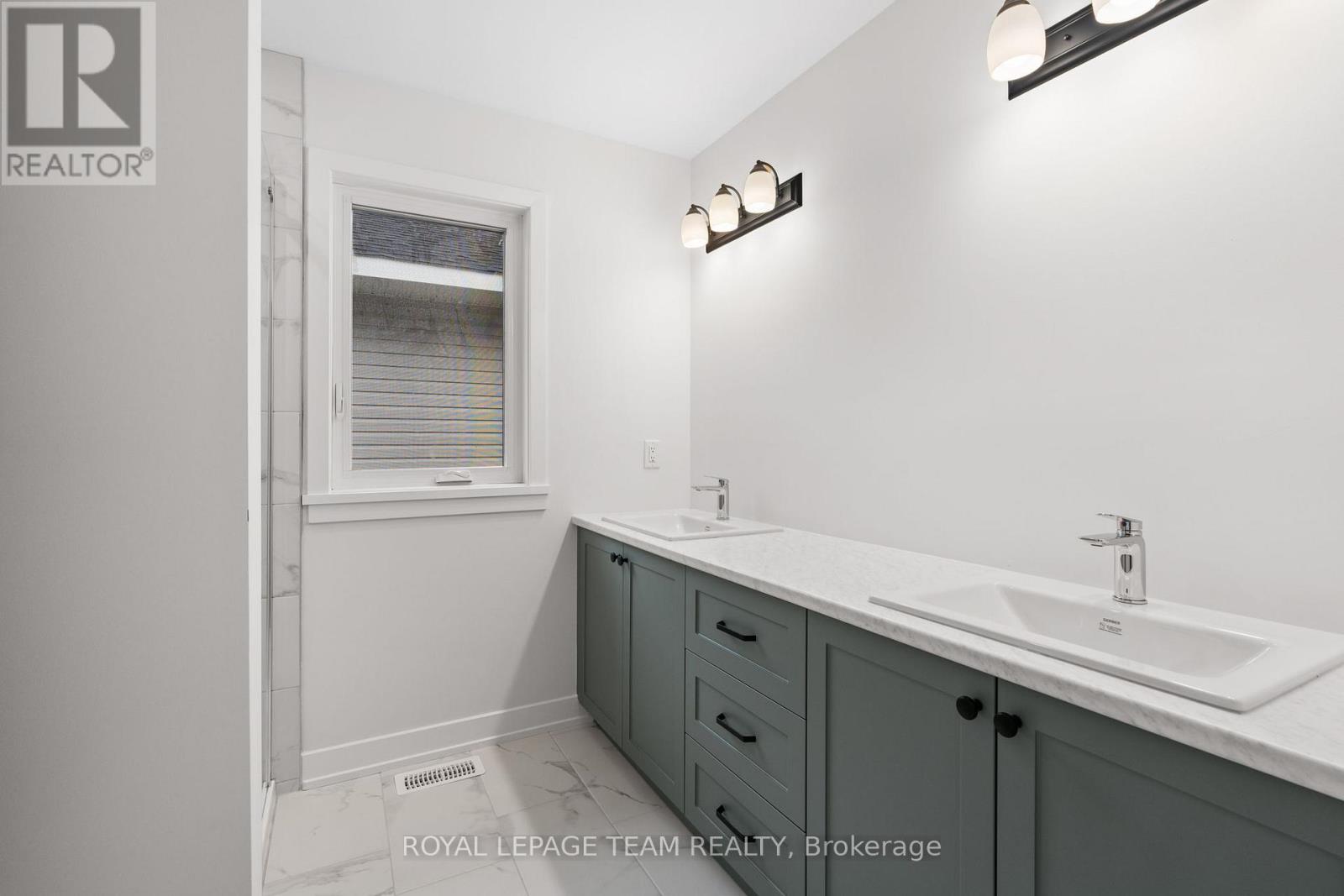 Photo 34 of 1004 Moore Street, Brockville ON