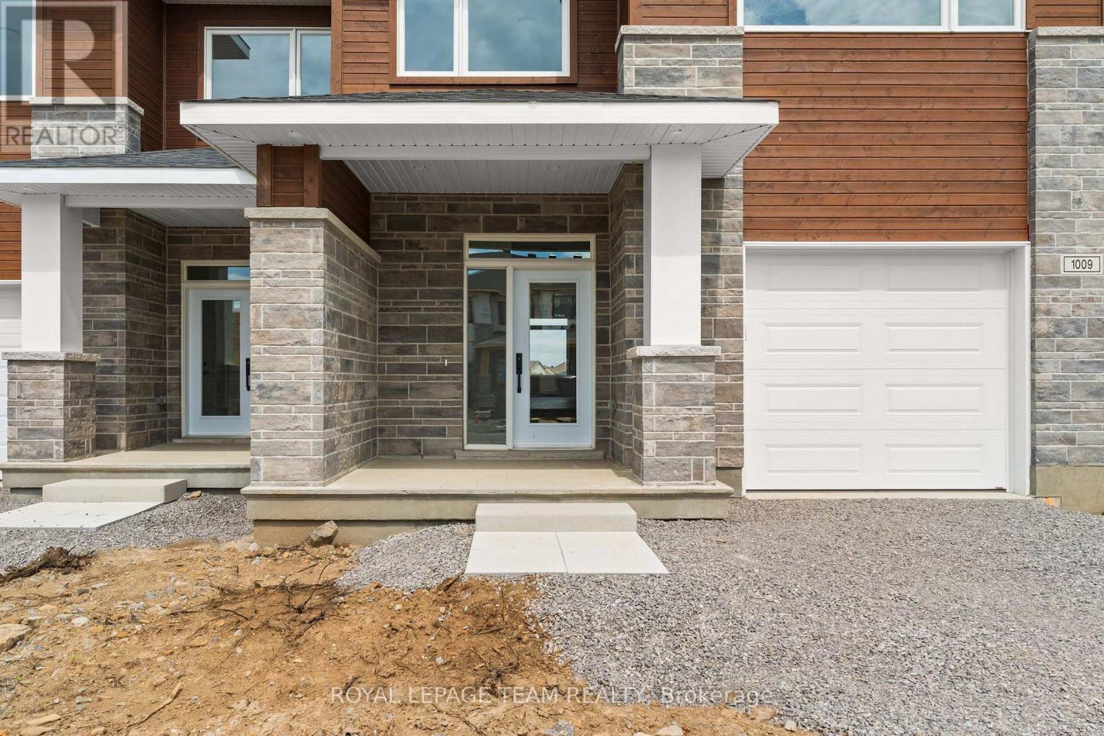 Photo 4 of 1004 Moore Street, Brockville ON