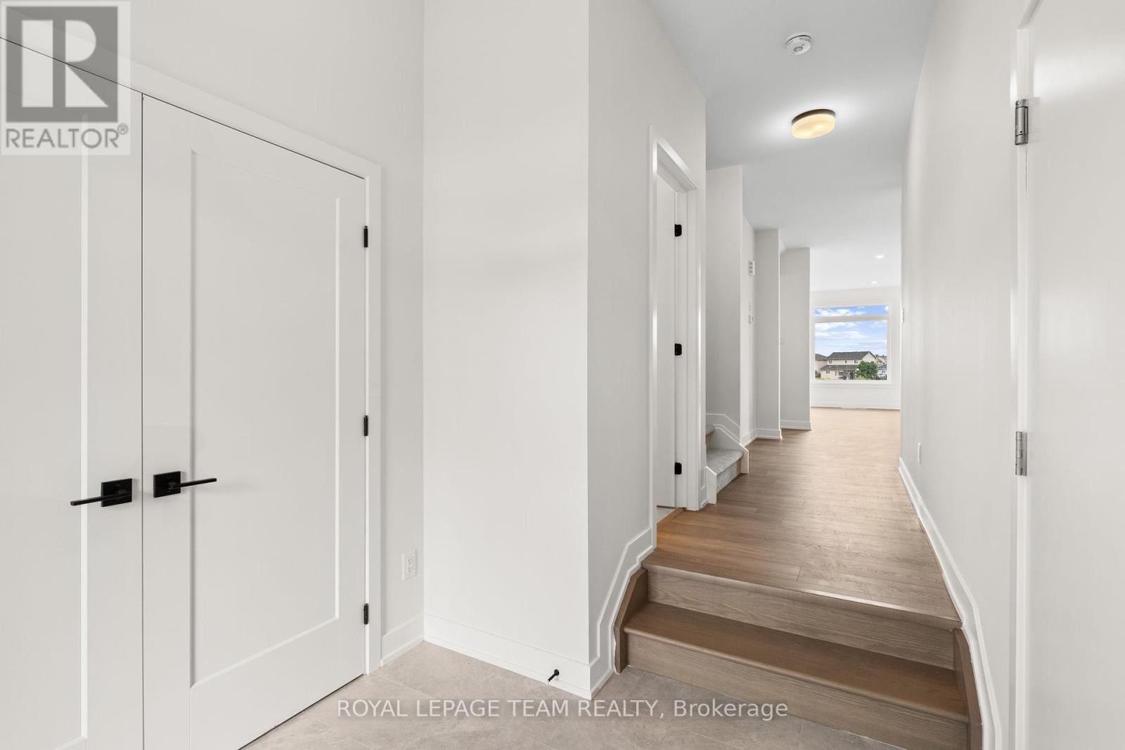 Photo 6 of 1004 Moore Street, Brockville ON