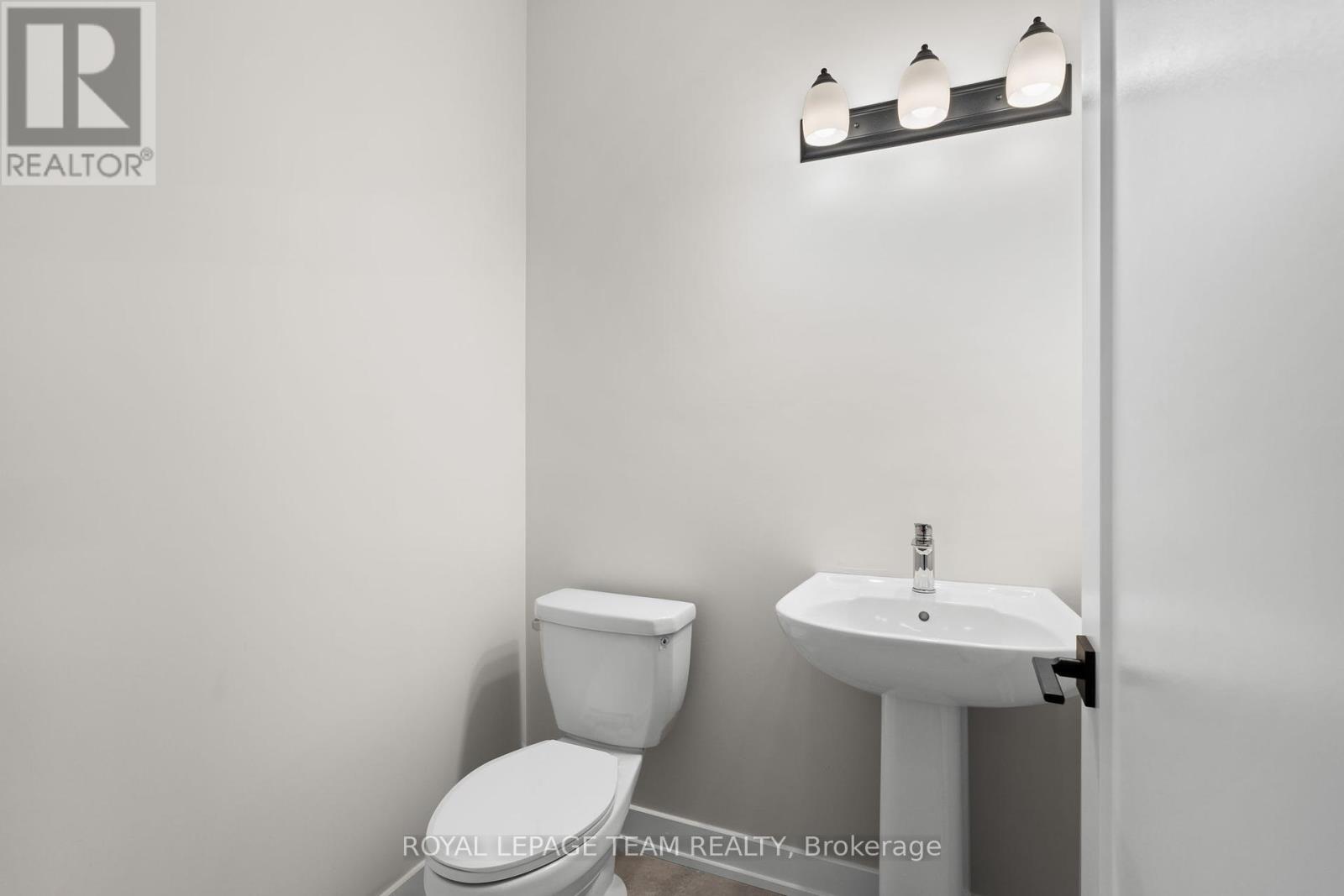 Photo 8 of 1004 Moore Street, Brockville ON