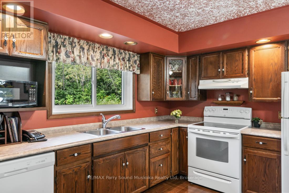 Photo 43 of 3 5 Squirrel Avenue, Mcdougall ON