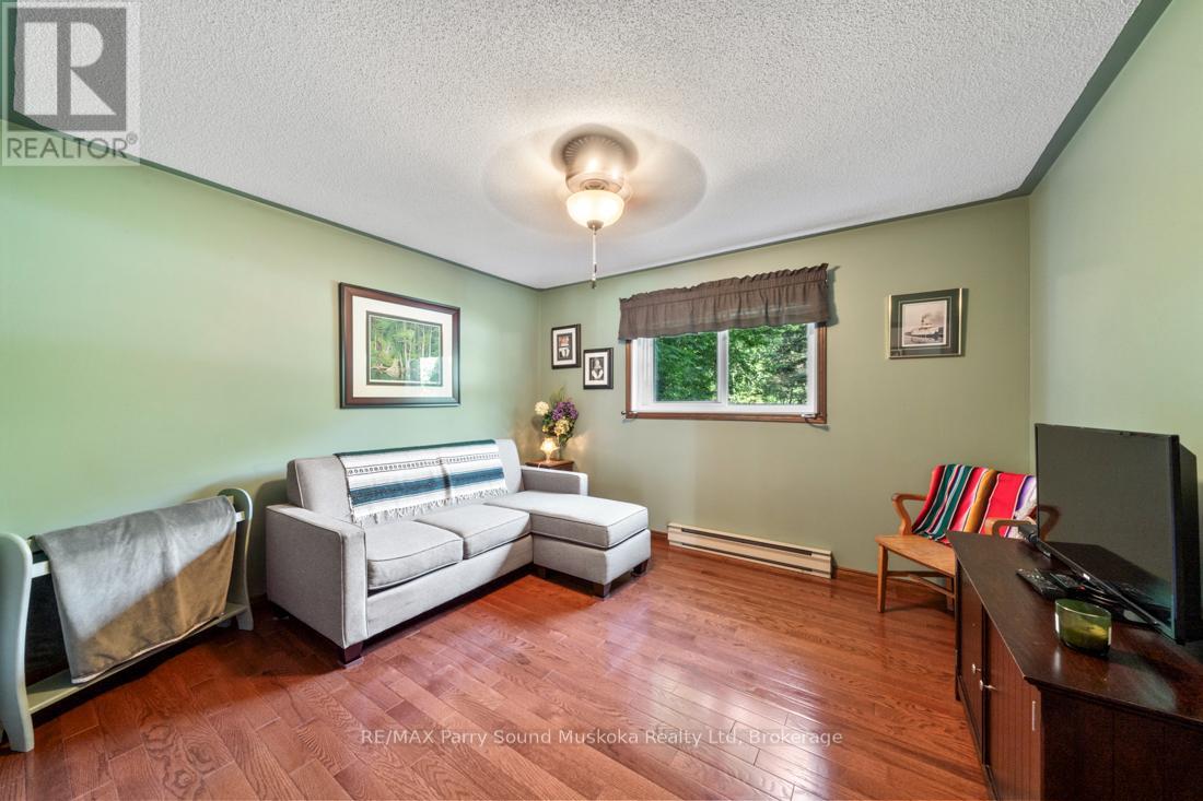 Photo 11 of 3 5 Squirrel Avenue, Mcdougall ON