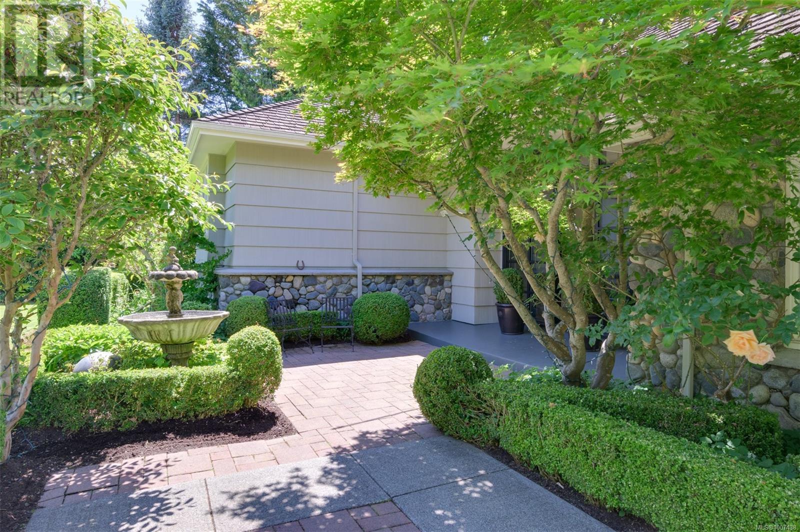 Photo 9 of 3270 Beach Dr, Oak Bay BC