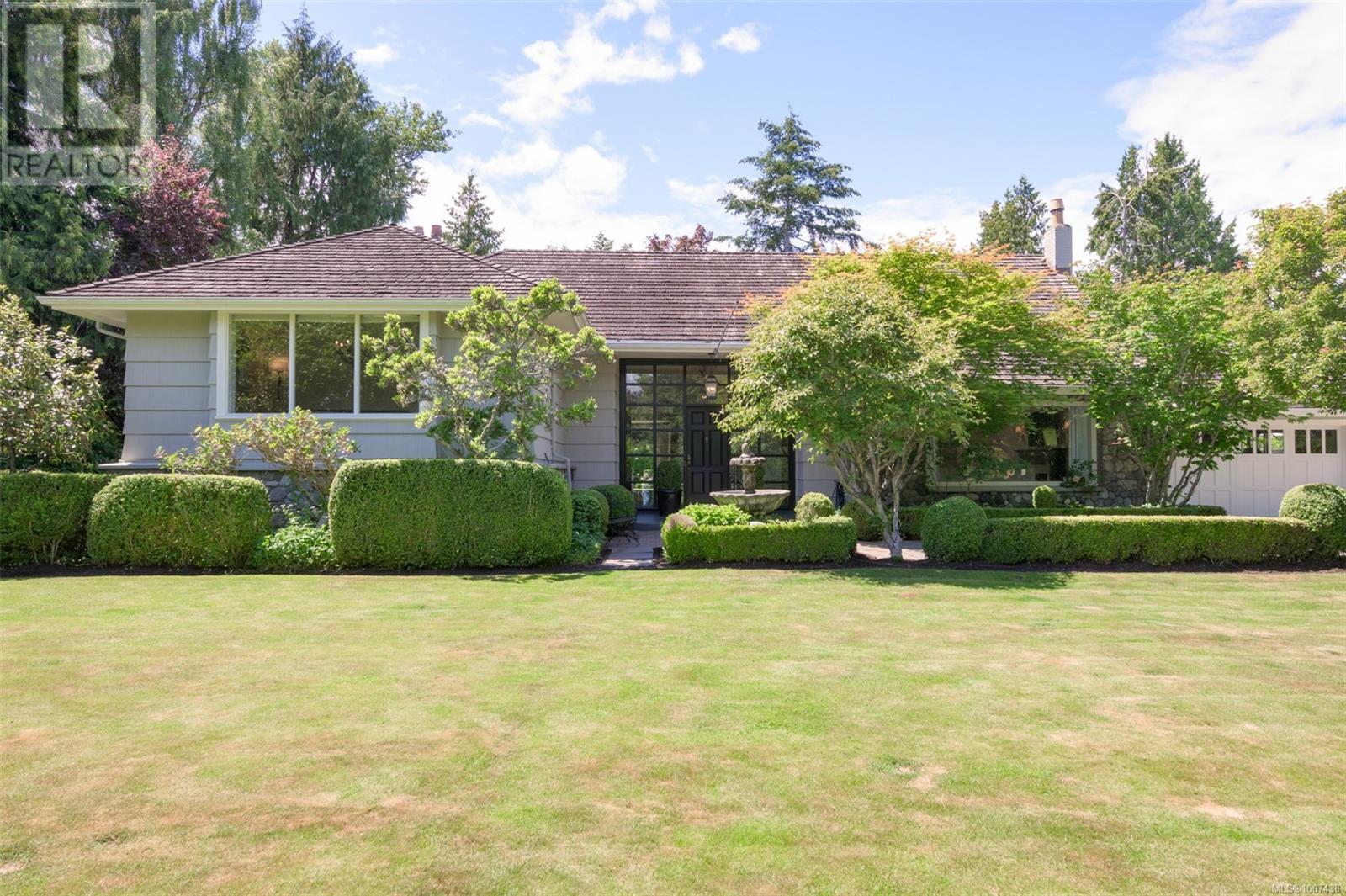 Photo 30 of 3270 Beach Dr, Oak Bay BC