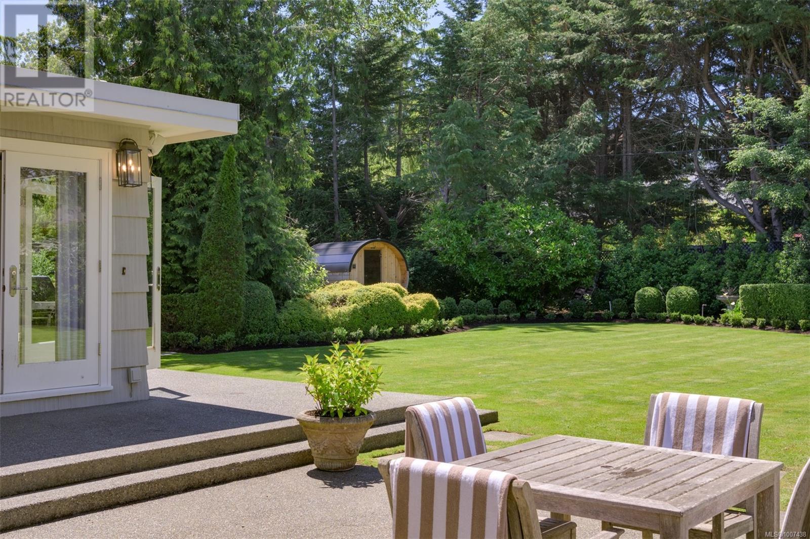 Photo 12 of 3270 Beach Dr, Oak Bay BC