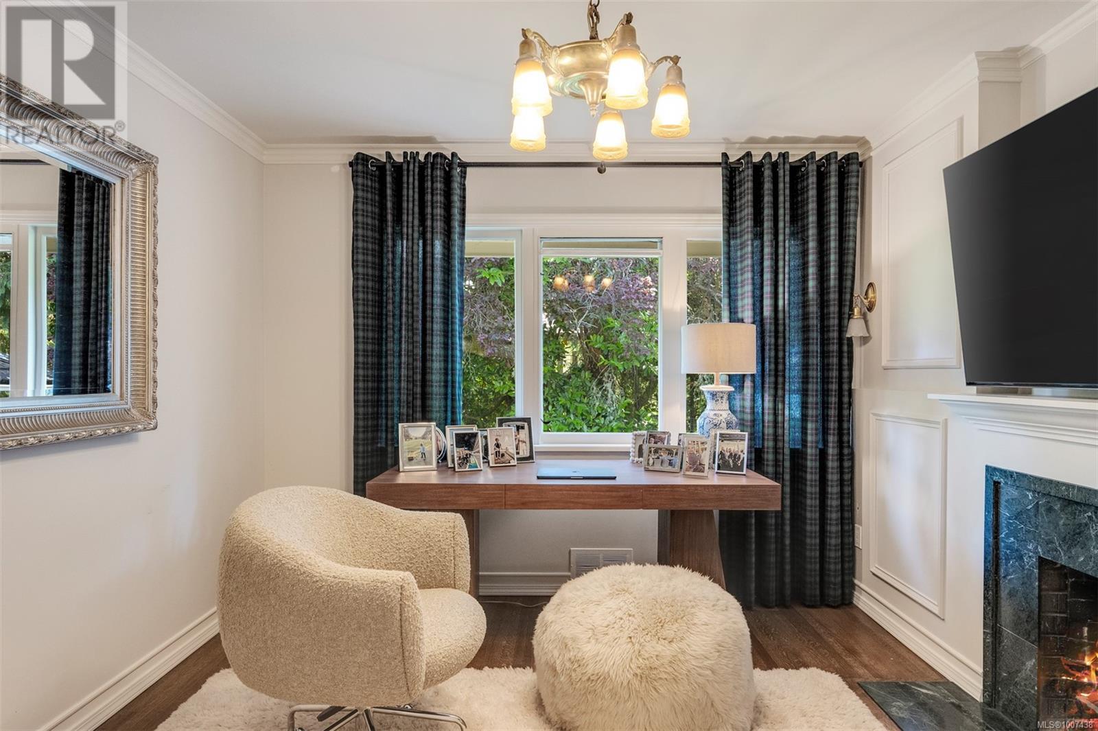 Photo 2 of 3270 Beach Dr, Oak Bay BC