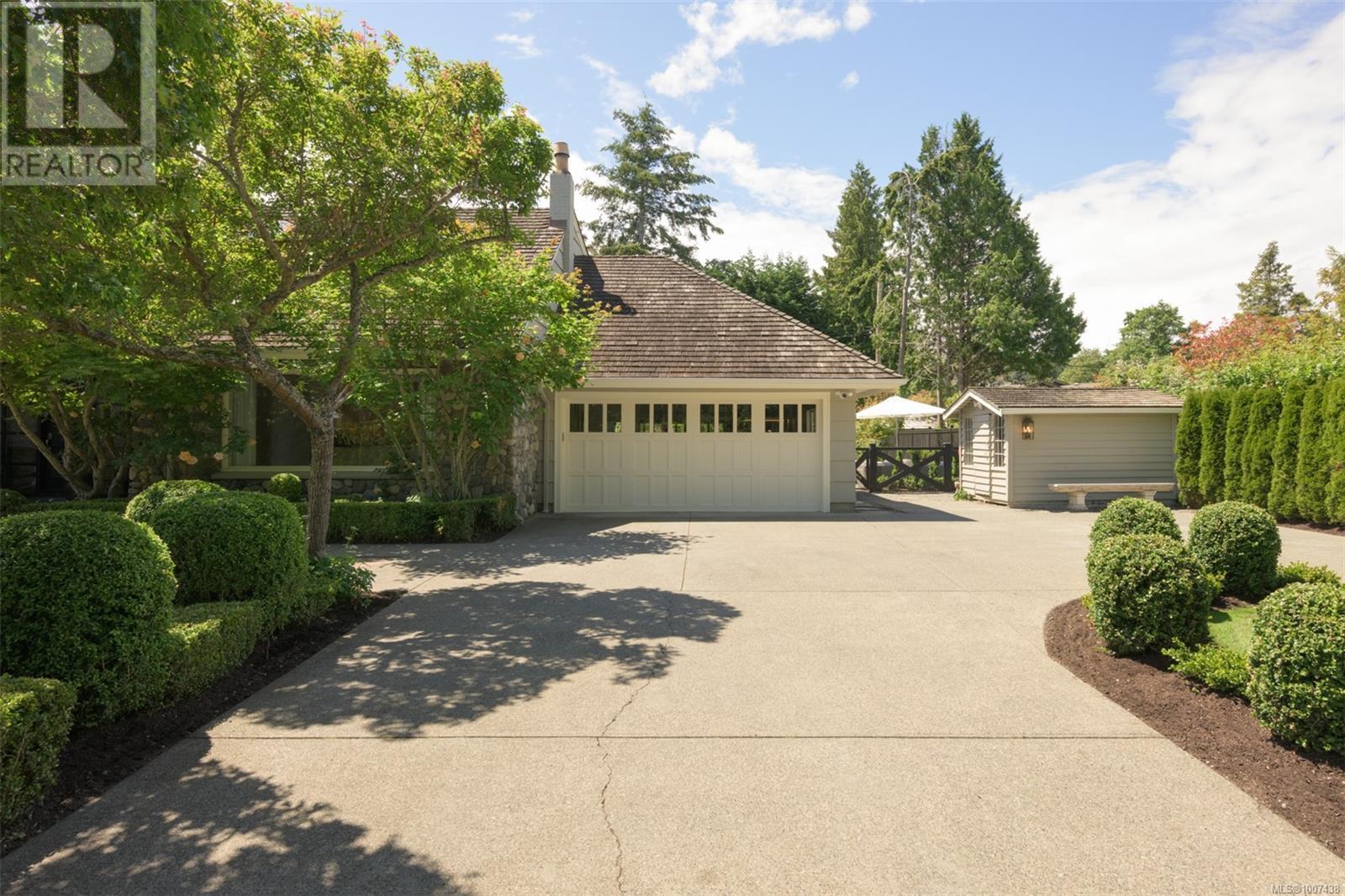 Photo 16 of 3270 Beach Dr, Oak Bay BC