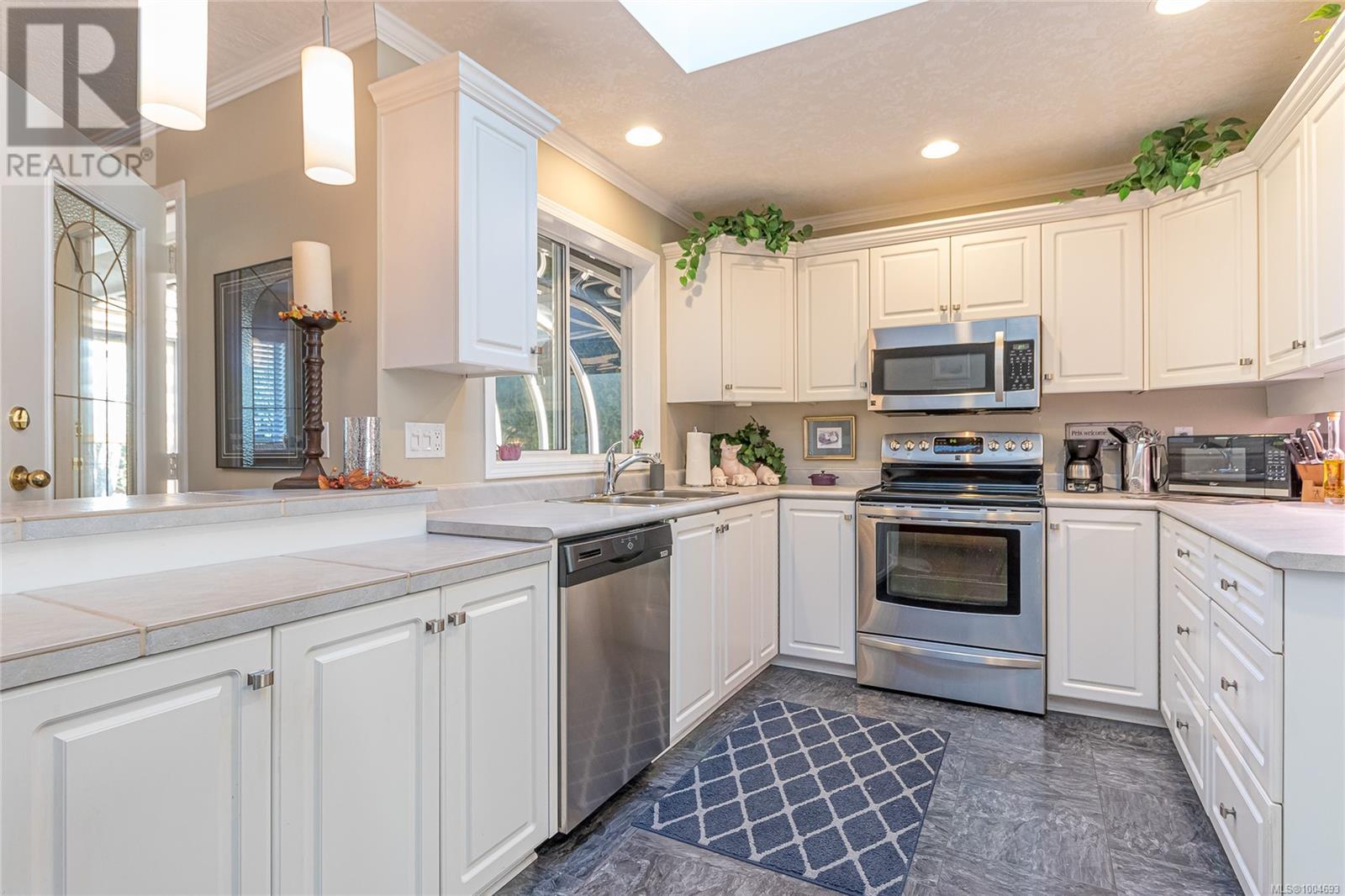 Photo 4 of 1163 Wellington Dr, Qualicum Beach BC