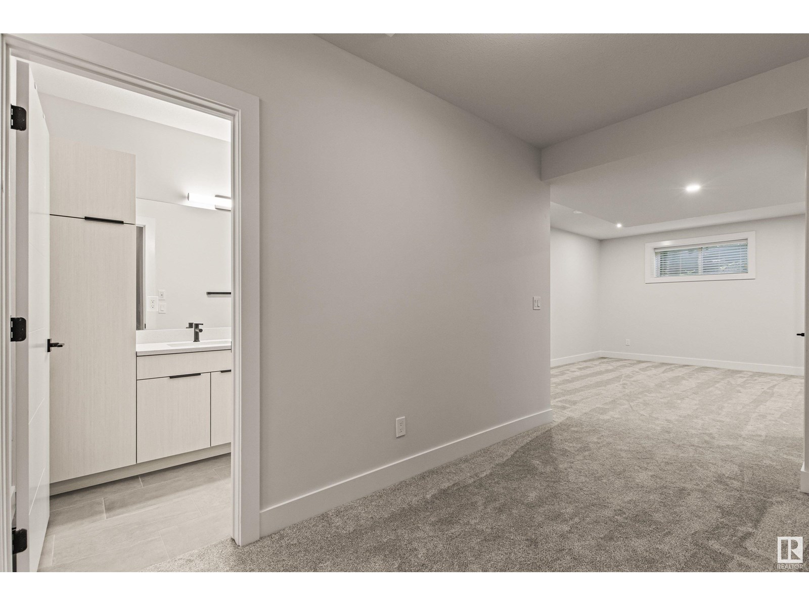 Photo 14 of 8343 Saskatchewan Dr Nw, Edmonton AB