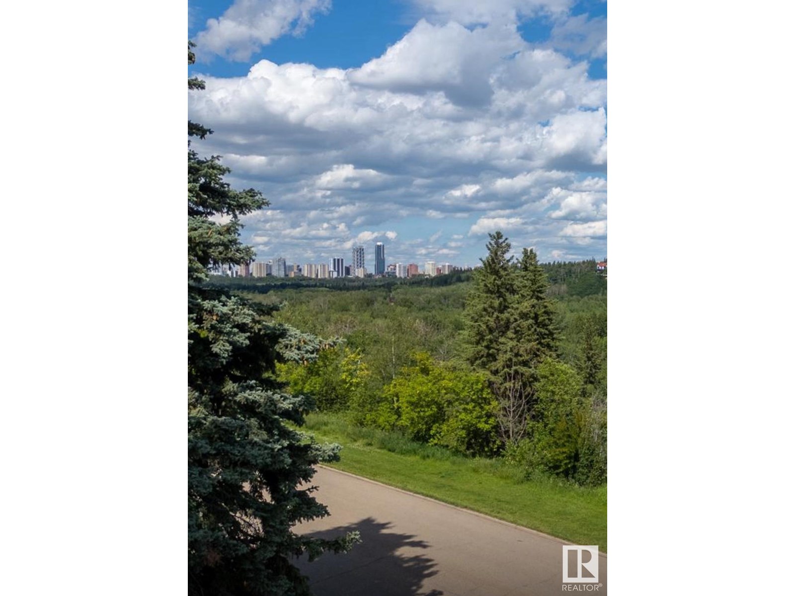 Photo 4 of 8404 134 St Nw, Edmonton AB