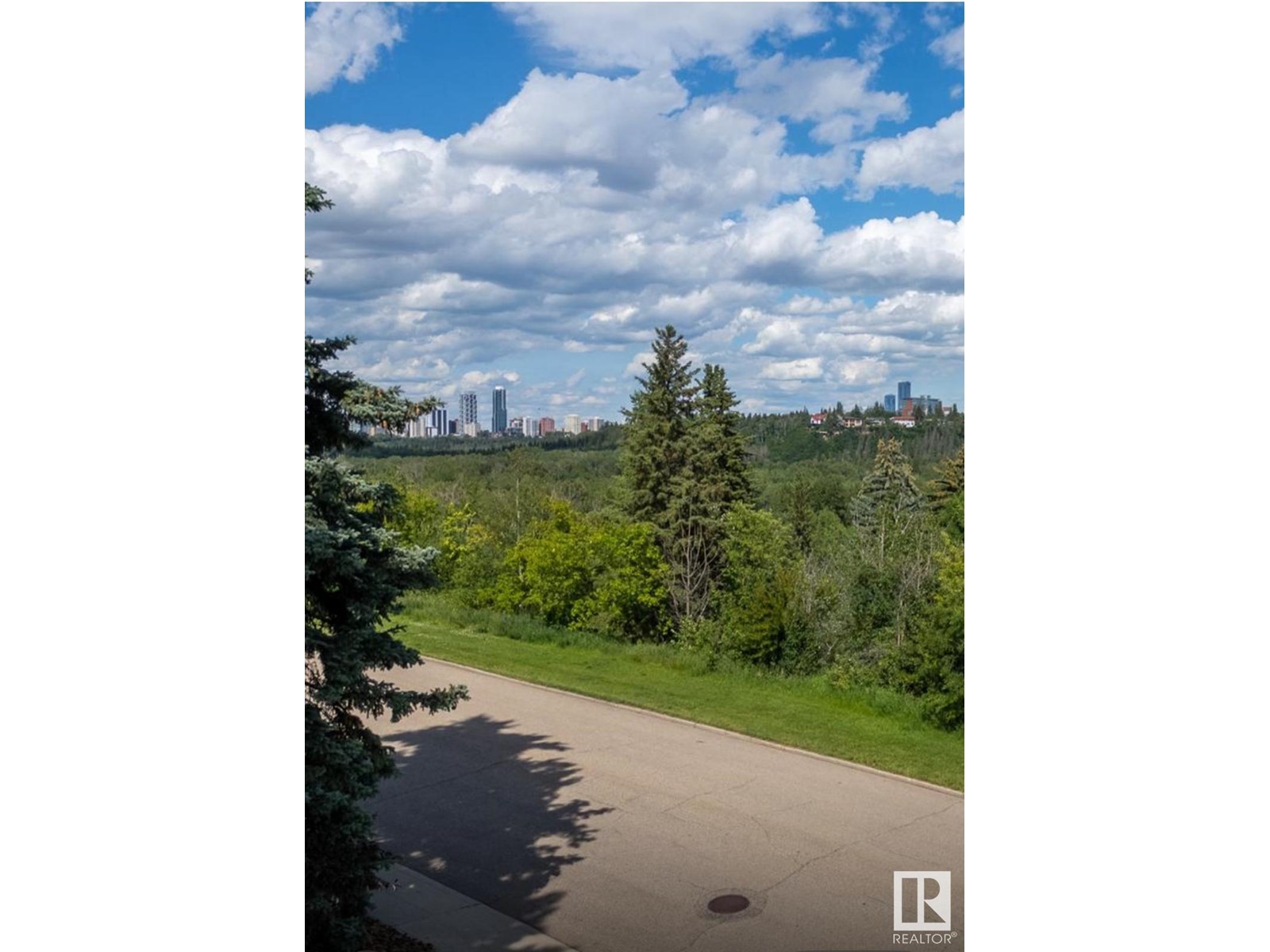 Photo 3 of 8404 134 St Nw, Edmonton AB