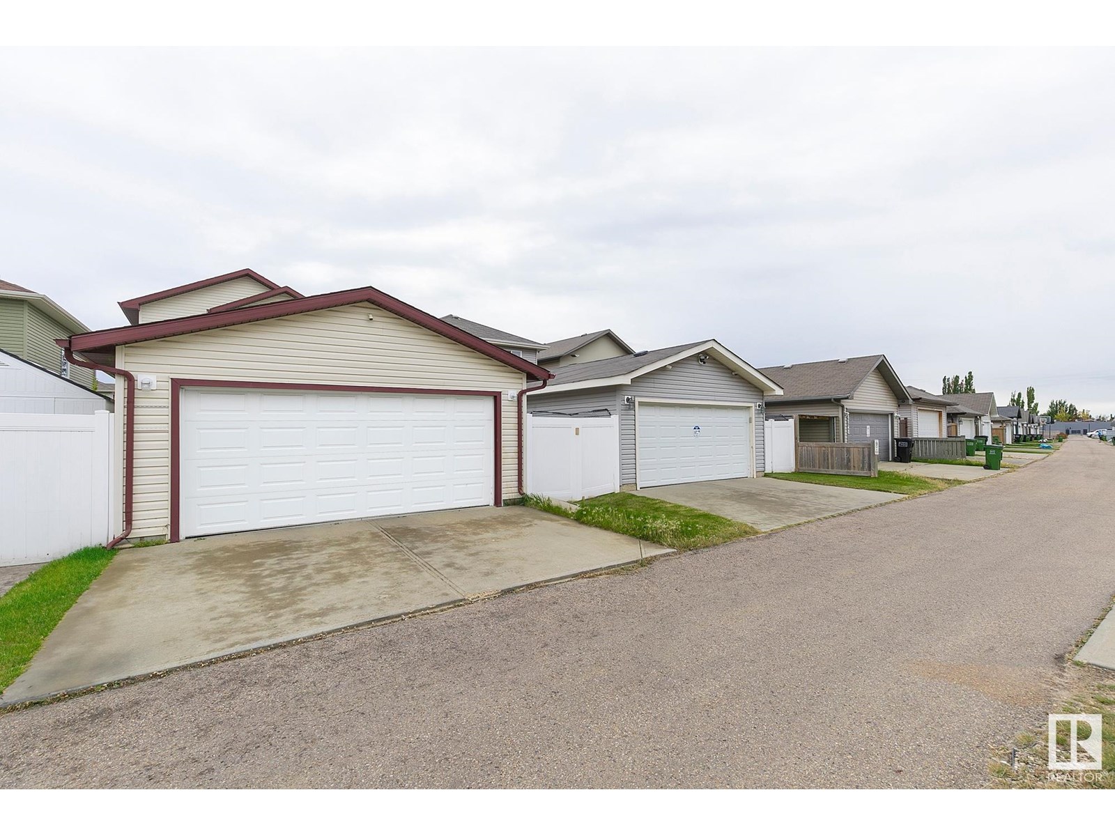Photo 10 of 8740 180 Av Nw, Edmonton AB